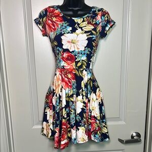 Floral Dress with Crew Neck & Fit & Flare Style